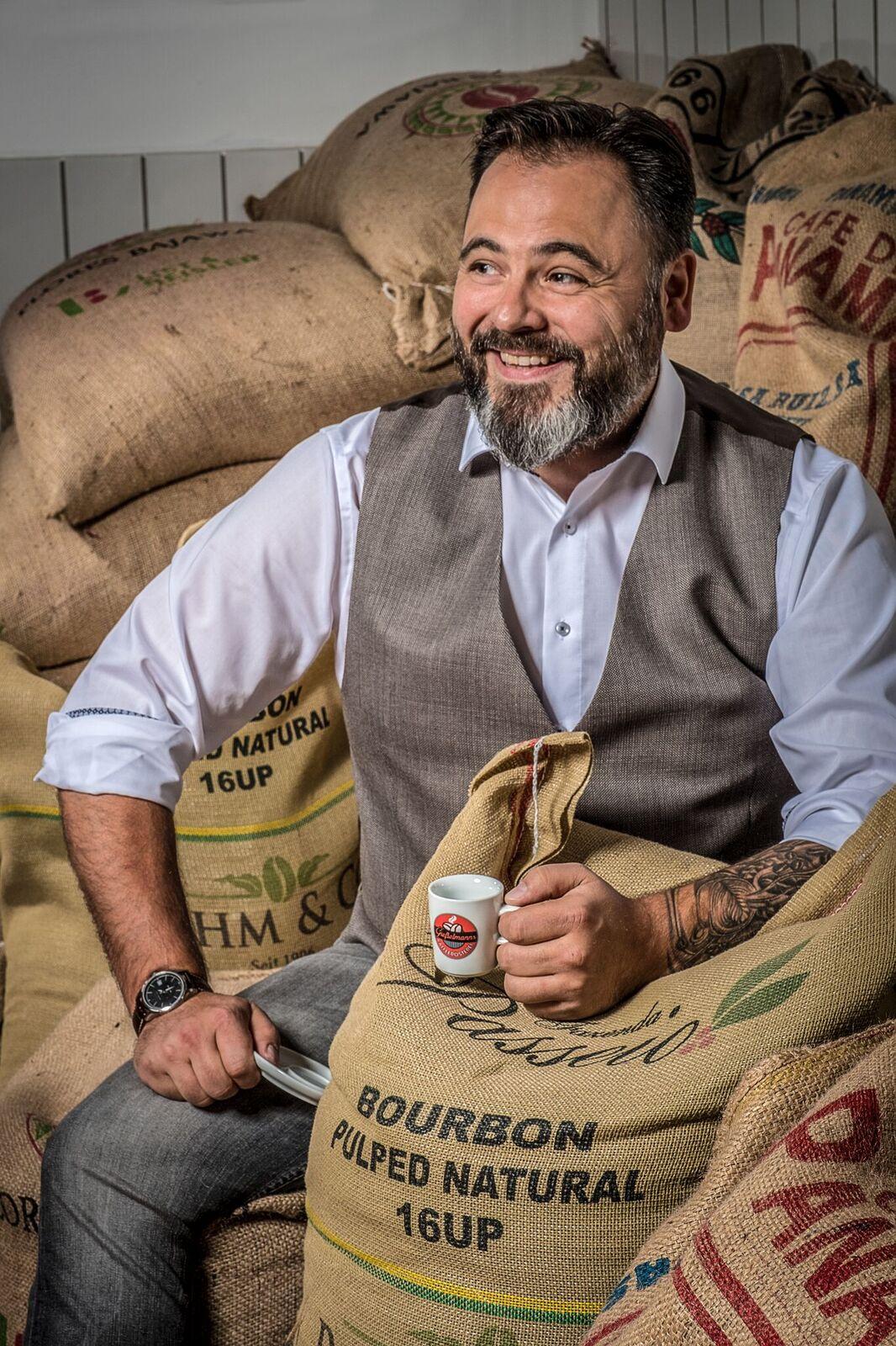 kaffeesäcke-sitzend-zur-seite